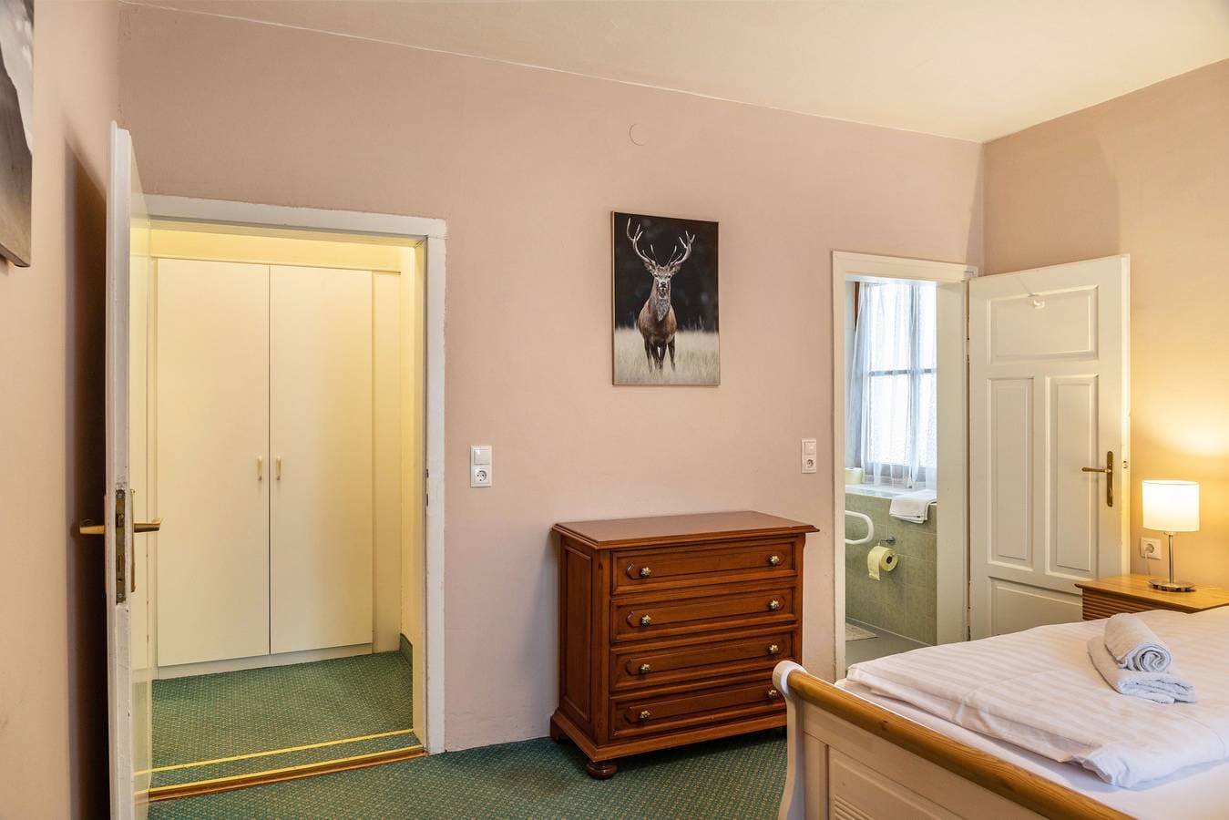 Foto 13 von 20: Zimmer 3 Budget Eg mit Bergblick und Wi-Fi