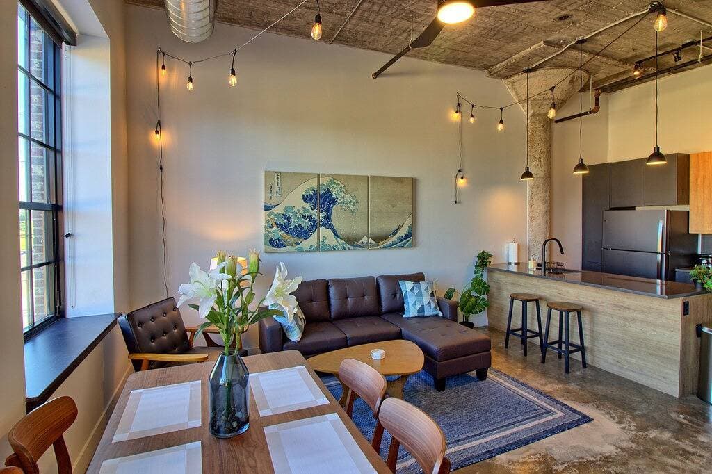 Foto 2 von 23: Chic Ultramodern Loft Suite w/ Designer Features