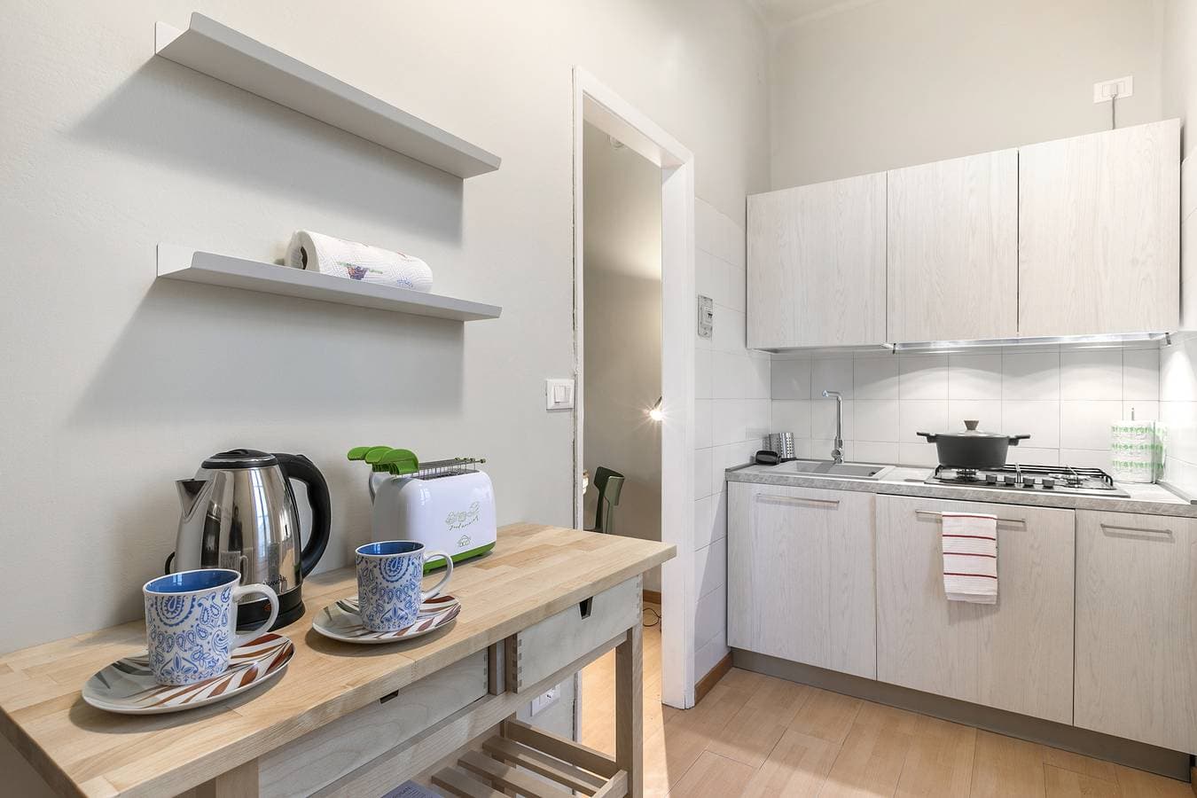 Foto 4 von 22: Casa Enza: Desenzano Apartment w/ private parking & AC