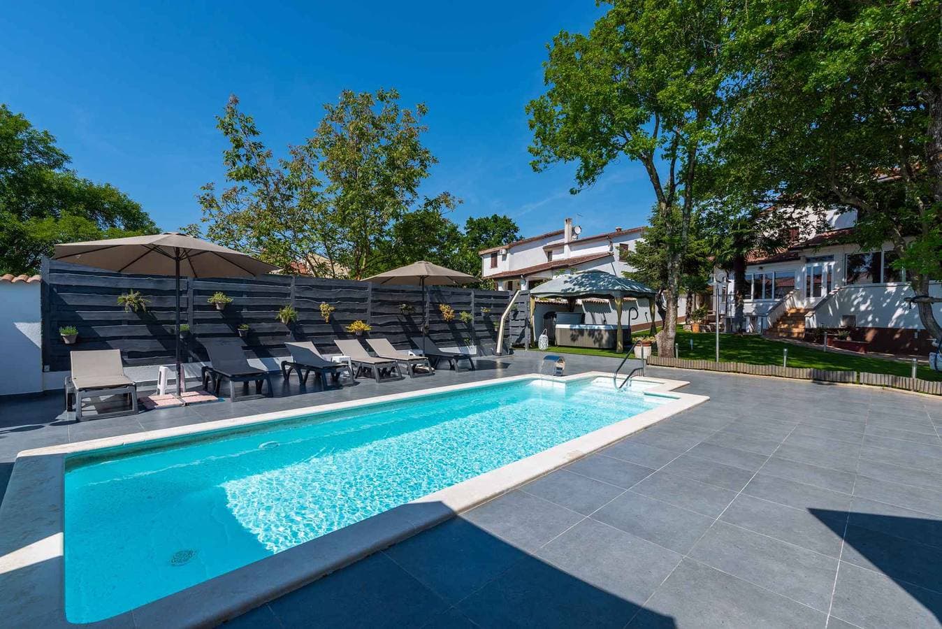 Foto 4 von 35: Ferienwohnung mit Pool und Klimaanlage