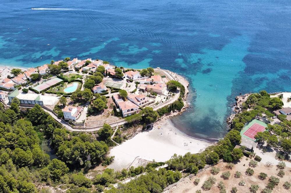 Foto 9 von 12: Einfamilienhaus mit privatem Pool neben dem Strand
