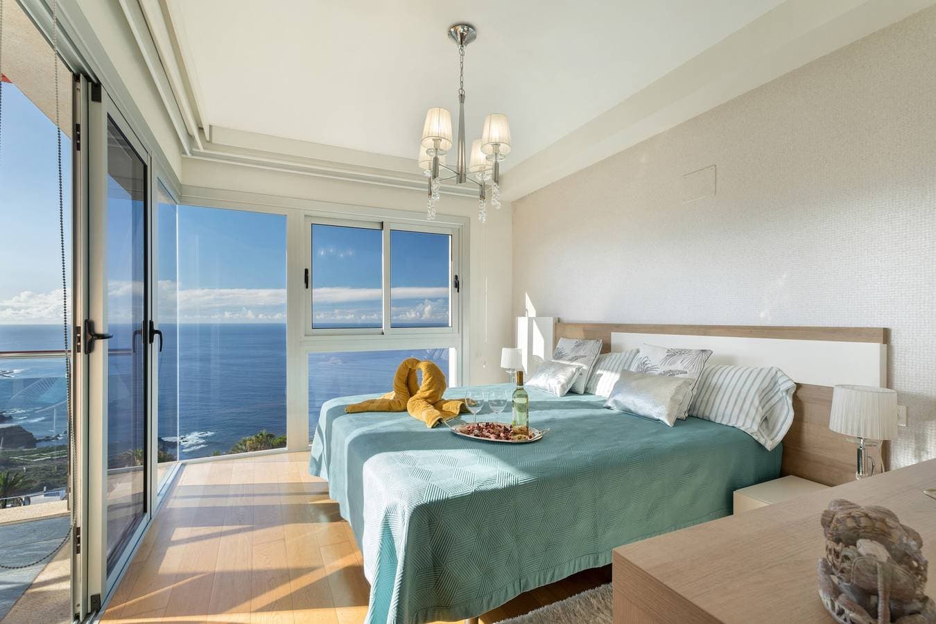 Foto 12 von 38: Ferienvilla 'Golden Horizon' mit Meerblick, Privat Pool und Wi-Fi