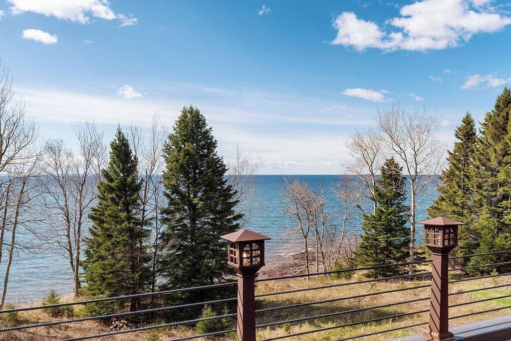 Foto 6 von 27: Wasserfront 2 Schlafzimmer, 1 Bad, Feuerstelle & Dachterrasse mit Panoramablick auf den Lake Superior