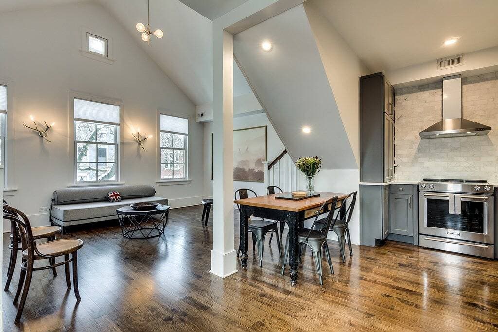 Foto 10 von 17: Old Town Chicago at it's finest! Pet Friendly & Recently Renovated Top-Floor Condo Has Everything You Need for a Perfect Windy City Getaway by AllSet Turnover