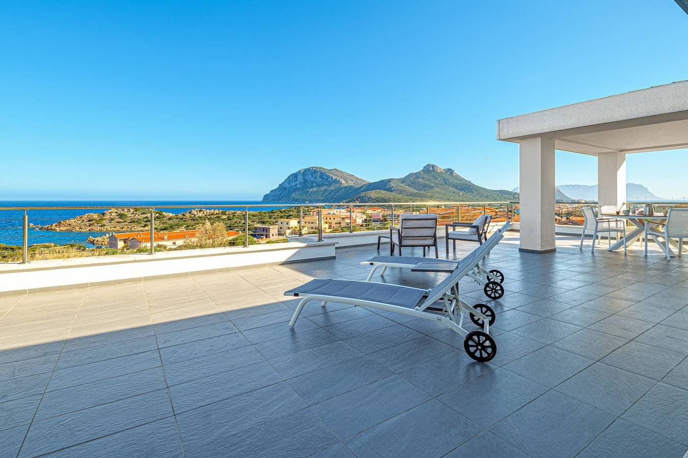 Foto 2 von 33: Ferienwohnung 12 in der Villa Marconi mit Blick auf das Meer und die Berge und Panoramaterrasse