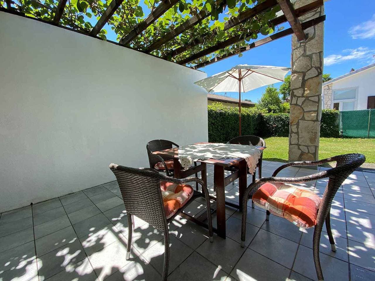 Foto 3 von 27: Ferienwohnung mit Terrasse und Klimaanlage
