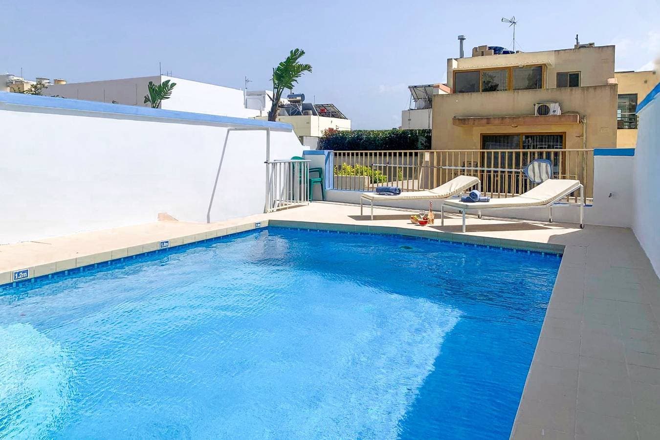 Foto 2 von 24: Sunny pool and terrace - Merill nb6