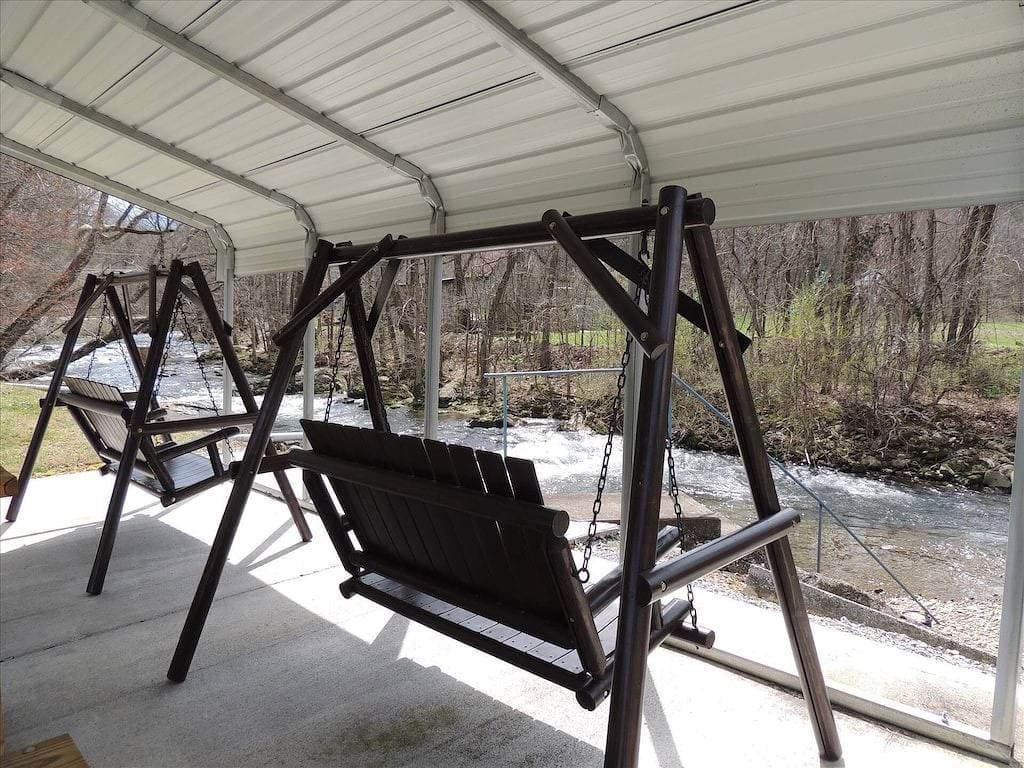Charmantes Ferienhaus direkt am Cosby Creek!  Genießen Sie den Wasserfall von der Veranda! 1