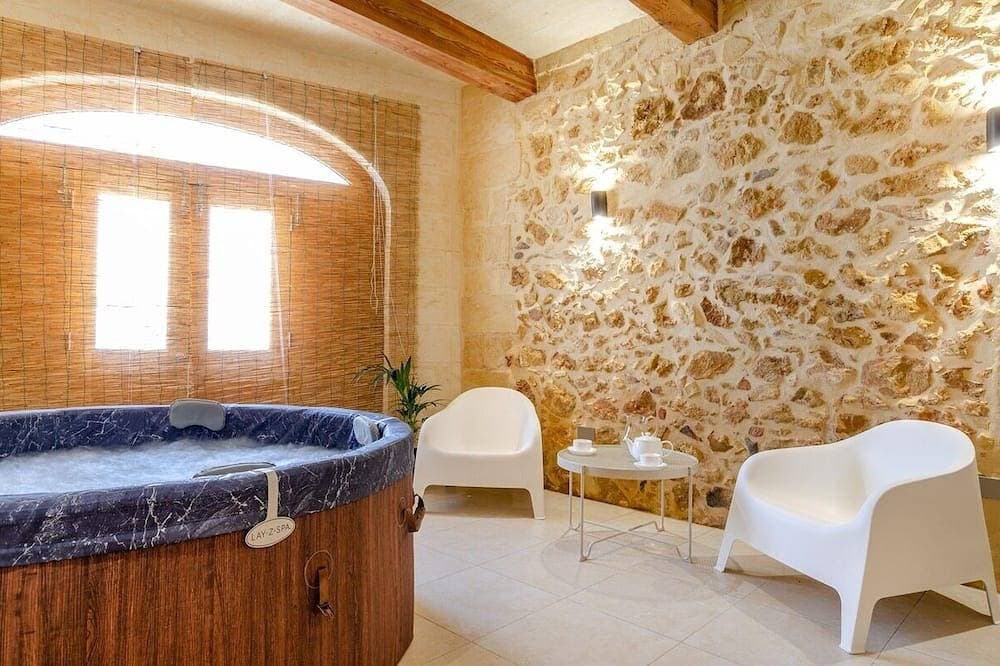 Foto 12 von 28: Escape w/Private pool, indoor hot tub & BBQ terrace