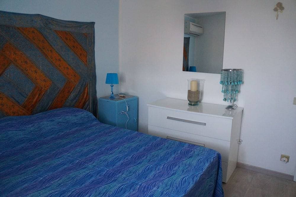 Foto 2 von 25: Schöne Wohnung in einer Villa, Privatstrand mit Sonnenschirmen und Liegen