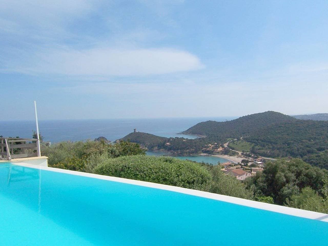 F3 Wohnung mit Pool und Meerblick in Fautea 1