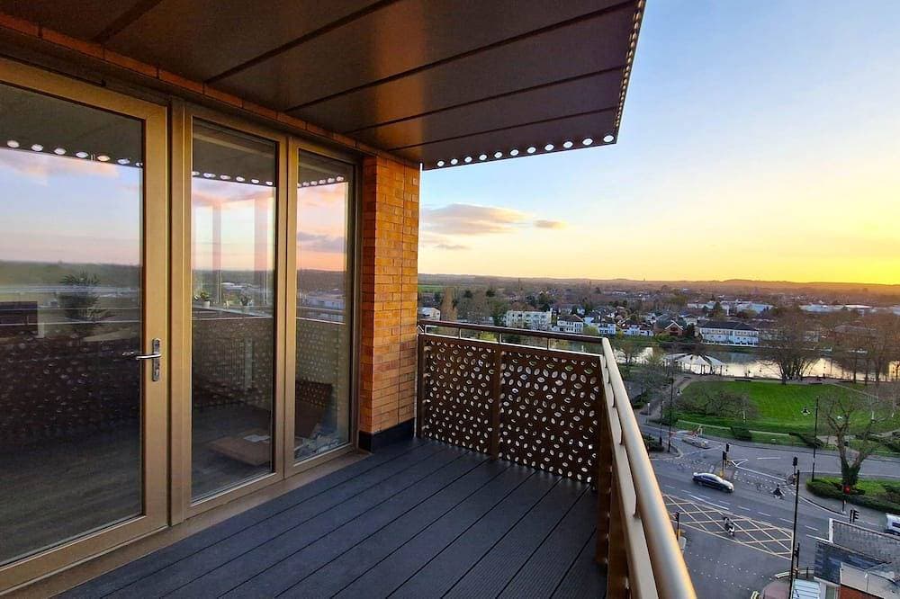 Gorgeous Riverside Apartment | Free Parking & Wi-Fi 1