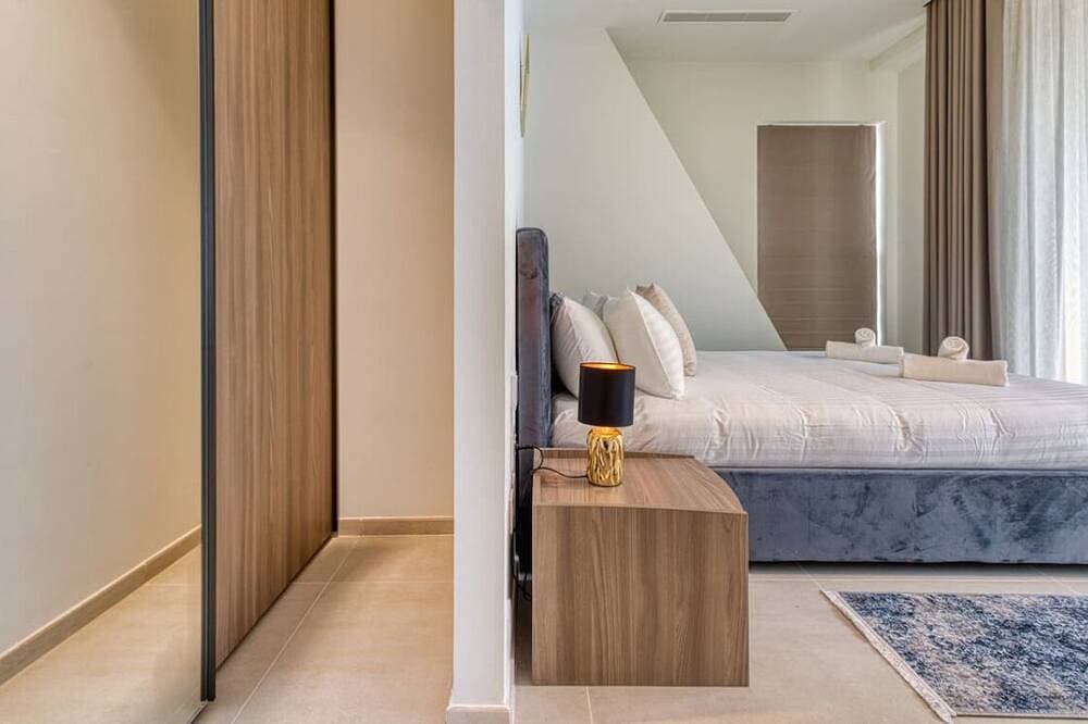 Foto 6 von 30: The Official Mercury Tower Suite - Pool, WIFI & AC