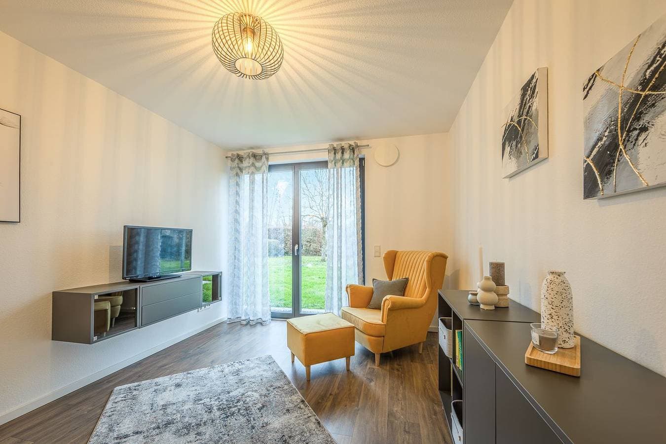 Foto 5 von 18: Seenahe große + sehr moderne Ferienwohnung Konny mit  überdachter Terrasse