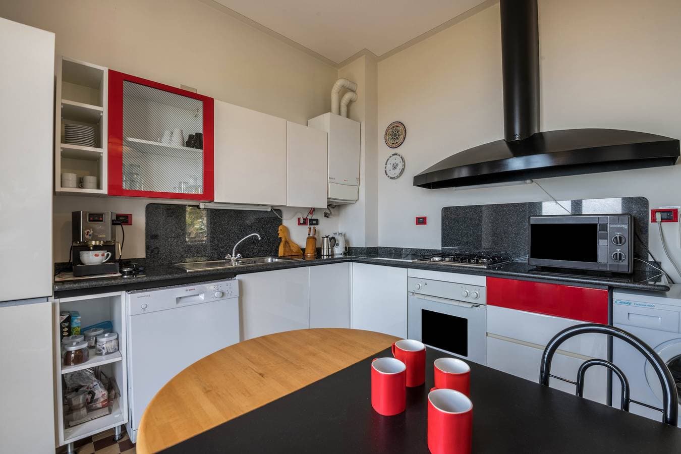 Foto 10 von 29: Fantastische Villa mit privatem Pool, Seeblick und Terrassen; Doppelgarage