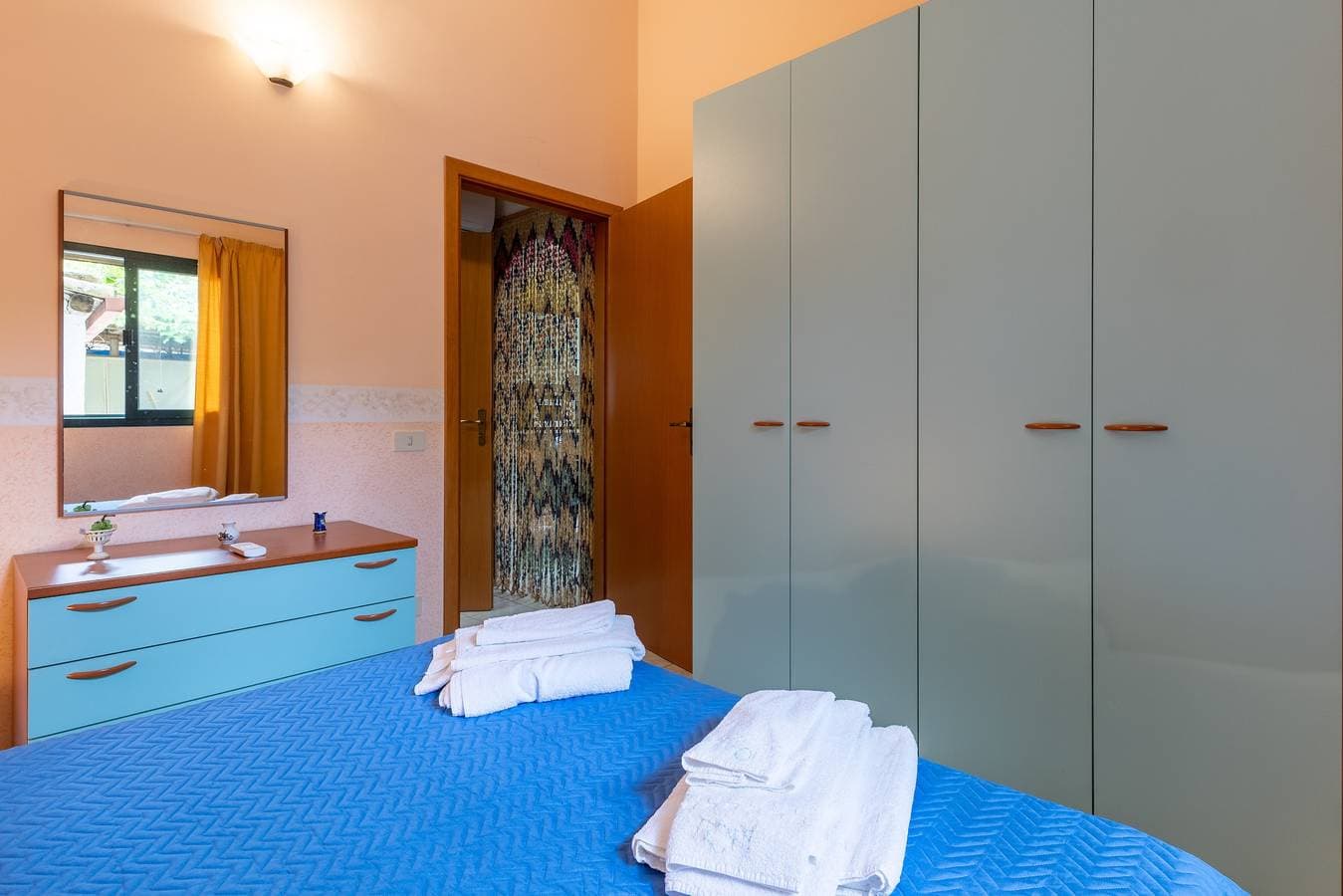 Foto 10 von 20: Villa 'Fronte Mare Liolà – 4 Personen' mit Meerblick und privatem Strandzugang