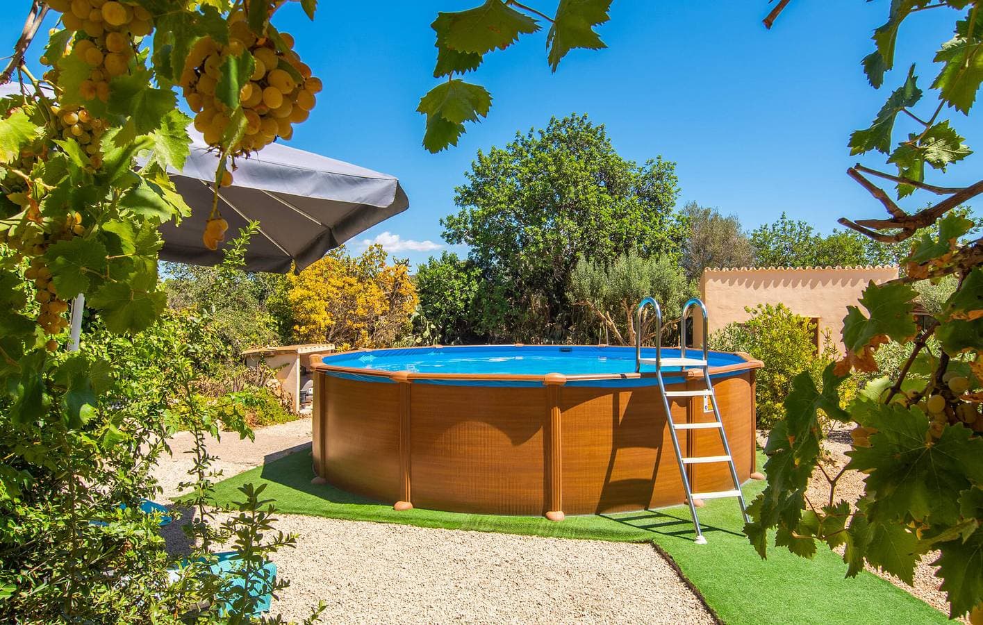 Foto 4 von 46: Sonnige Terrassen-Pool-Wohnung mit Küche & WiFi