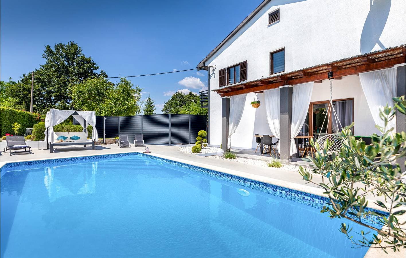 Foto 11 von 40: Charmante Unterkunft, 2,5 km vom Stadtzentrum entfernt: Rückzugsort am Pool mit WLAN und Terrasse