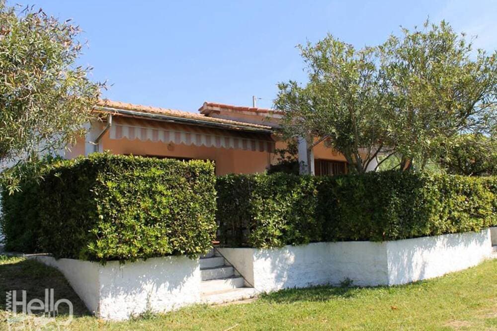 On the ground floor and with an equipped veranda, it consists of a small living room with kitchen co 1