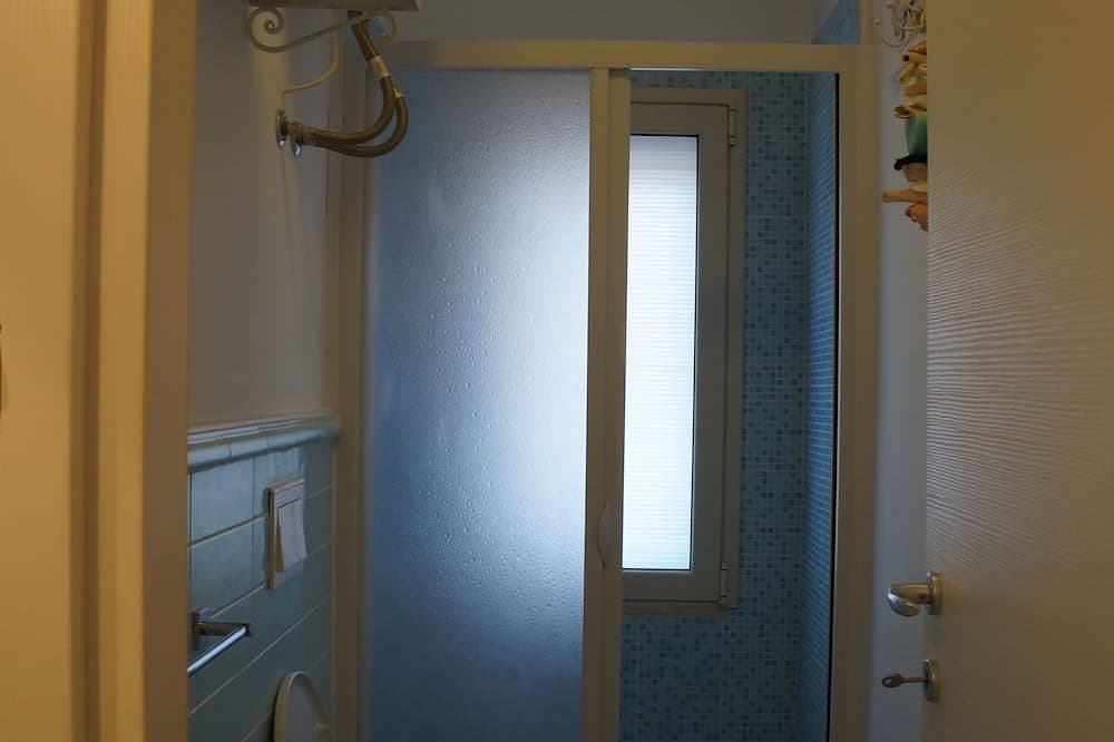 Foto 6 von 25: Schöne Wohnung in einer Villa, Privatstrand mit Sonnenschirmen und Liegen