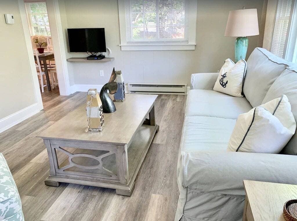 Awesome location downtown. Walk to the beach, marginal way 1
