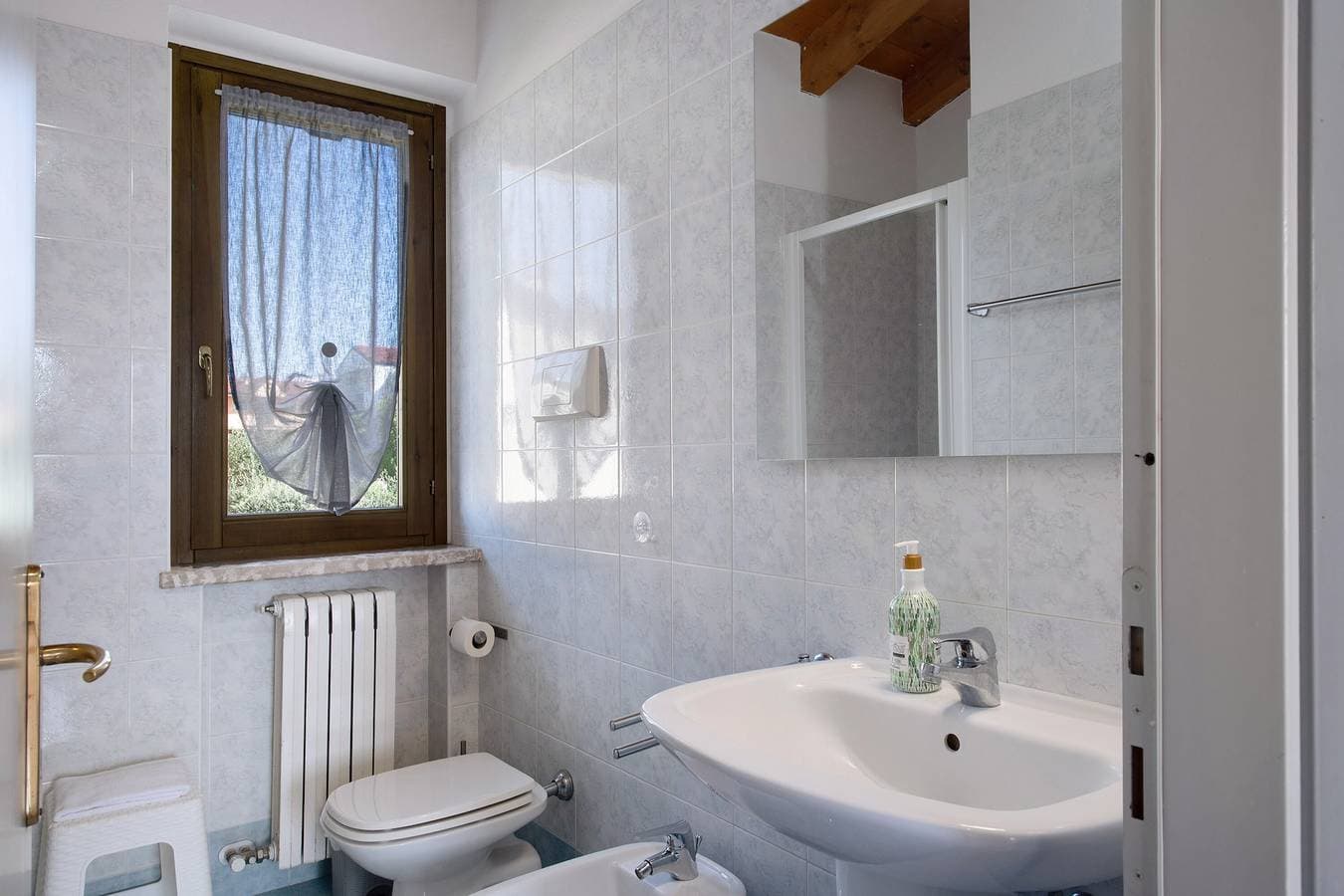 Foto 10 von 17: Ferienhaus 'Appartamenti Villa Fiorito' mit Blick auf den See, Wi-Fi und Klimaanlage