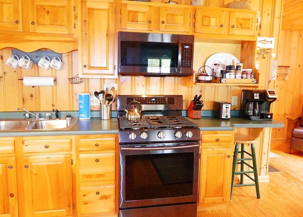 Foto 2 von 31: Niboban Cabin 5 right on Rangeley Lake with a screened porch, fire pit, hammock, WiFi and dock!