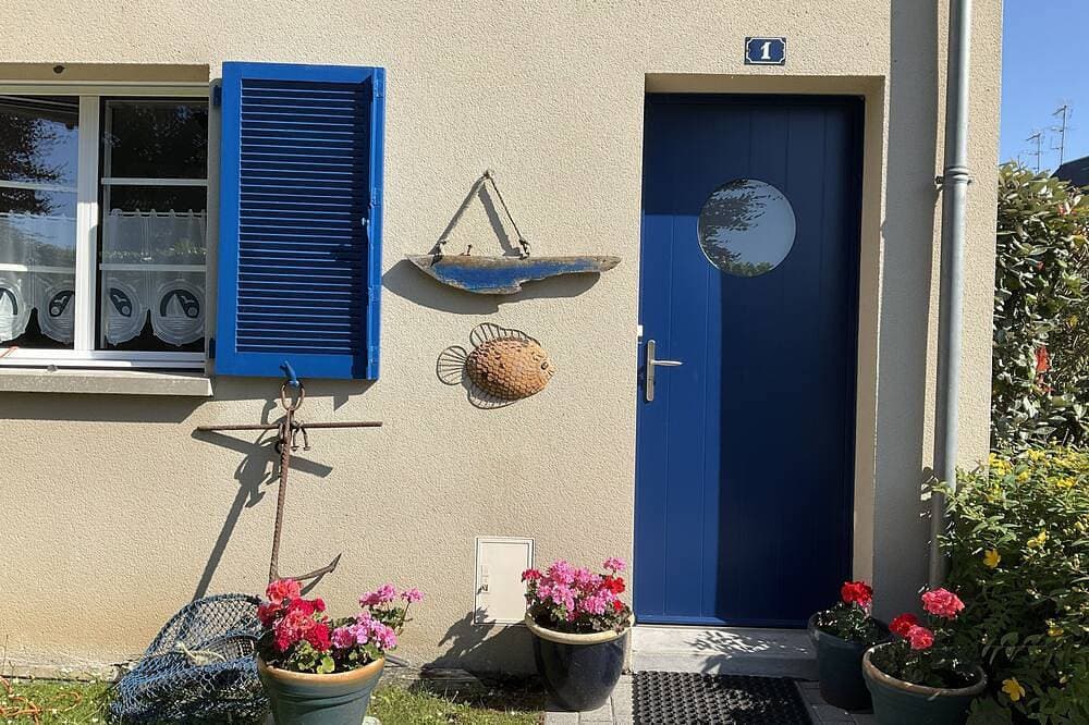 Pretty cottage with super fast Wifi , walk to restaurants/harbour/shops 1