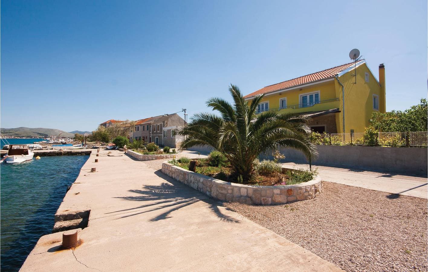Gemütlich, 1,5 km vom Strand entfernt: WLAN, Klimaanlage, Doppelbett, Terrasse und Küche! 1