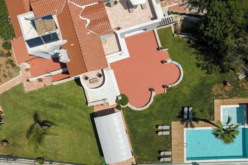 Foto 9 von 30: Breathtaking view*Private Heated Pool*15 sleeps*BBQ*390m2