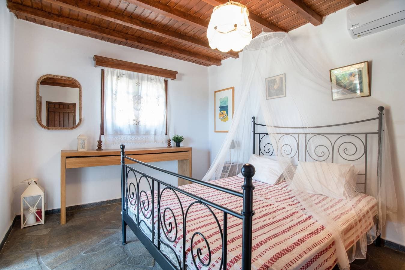 Foto 10 von 38: Black Sand Ferienhaus mit Meerblick und privater Terrasse