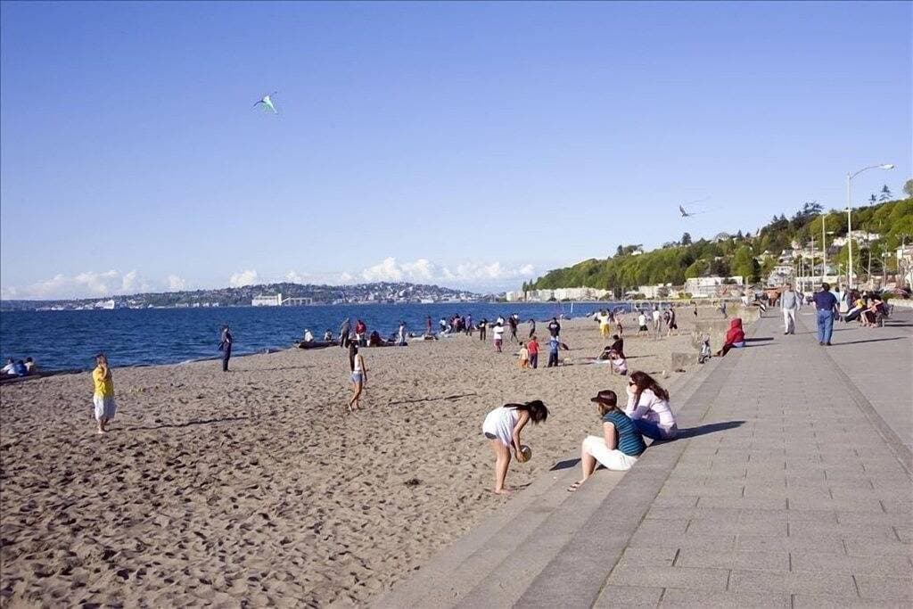 Foto 10 von 22: Beliebte Alki Strand Seattle Ferienhaus, Spaziergang zu den Restaurants