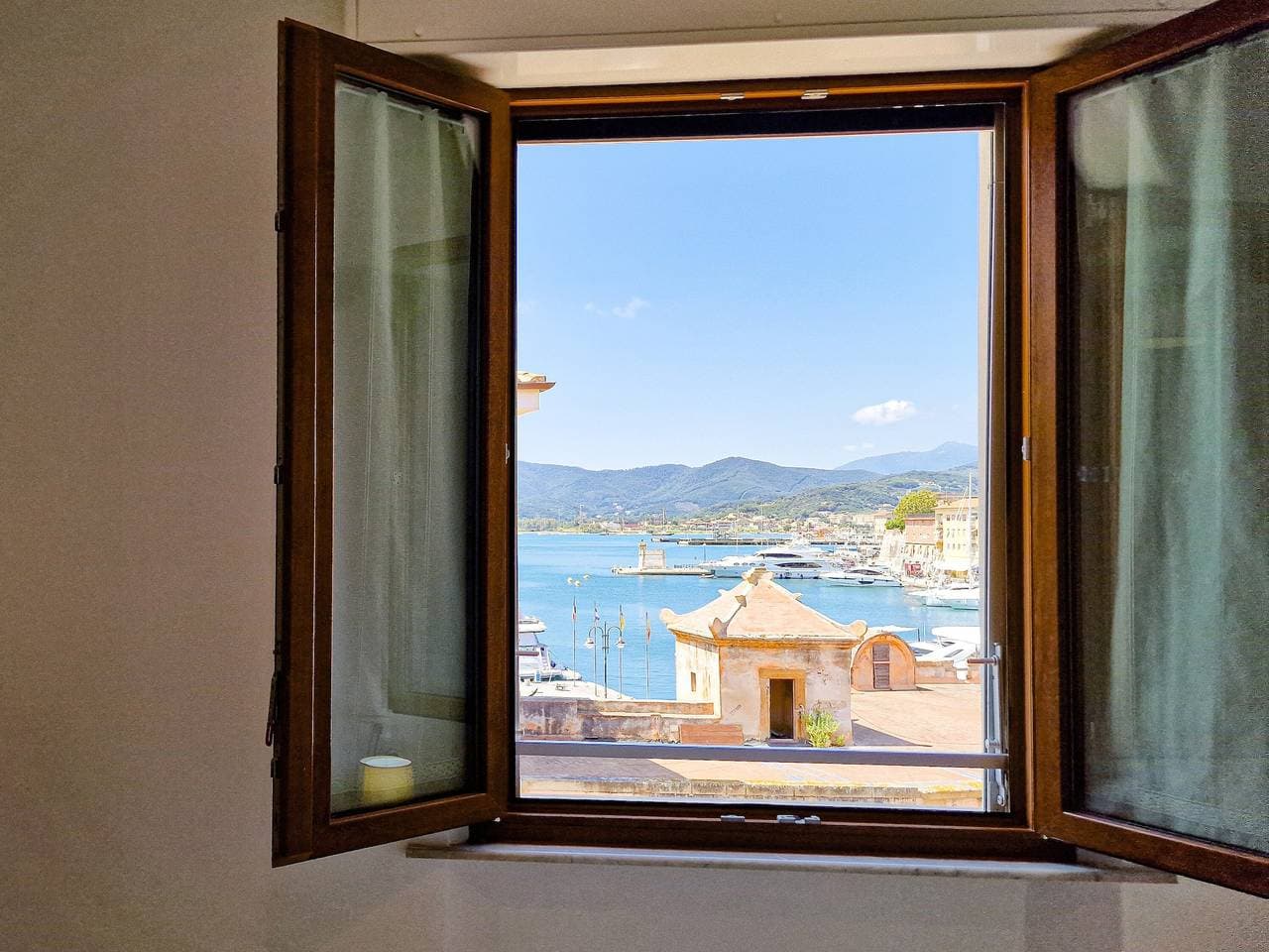 Foto 5 von 42: Apartment 'Porta A Mare Home' mit Klimaanlage im historischen Zentrum von Portoferraio
