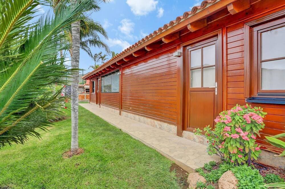 Foto 13 von 26: Wooden House with Private Pool Lush Garden