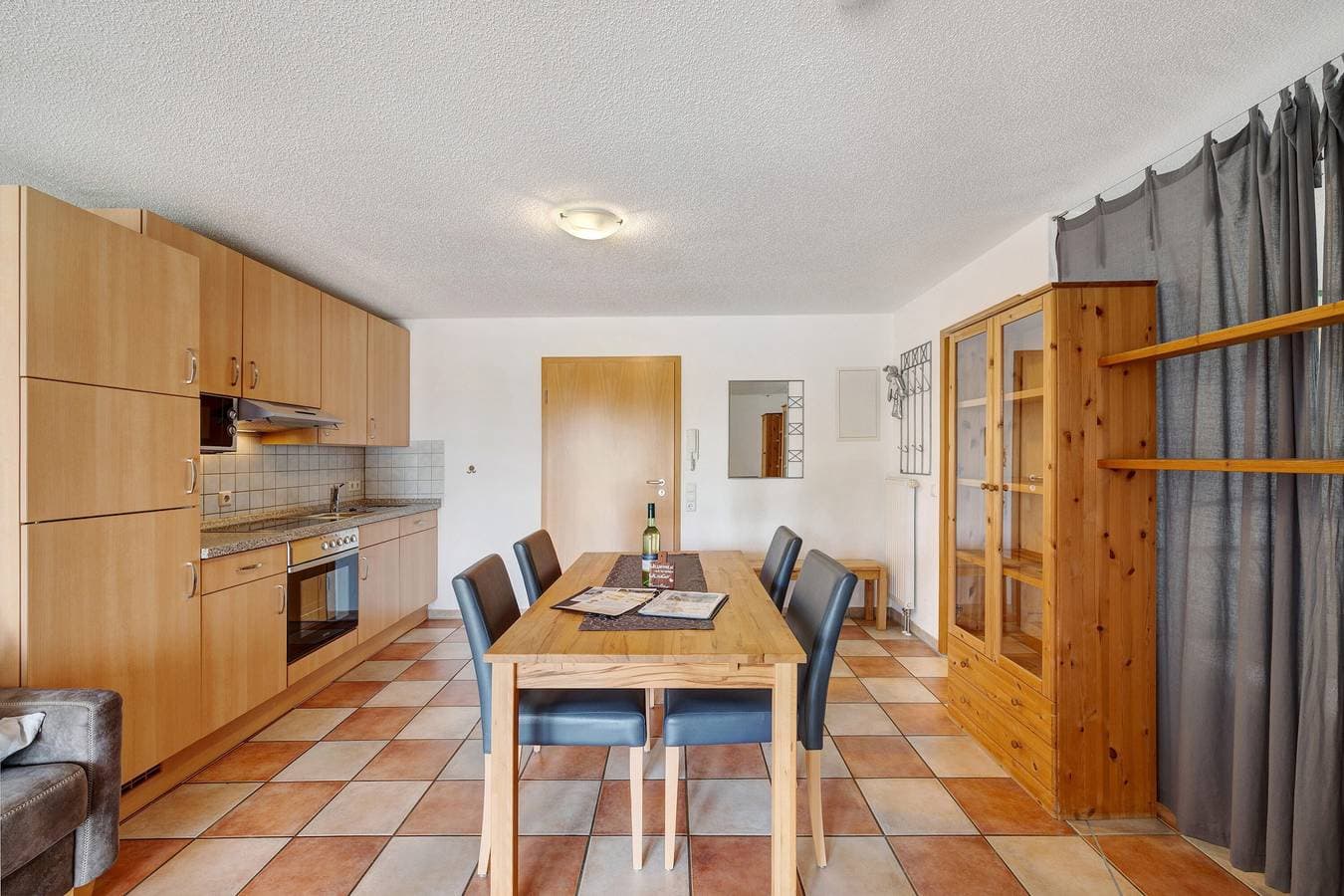 Foto 12 von 18: 1-Zimmer-Ferienwohnung Haus 4 mit Seeblick, Gemeinschaftsterrasse und Wi-Fi