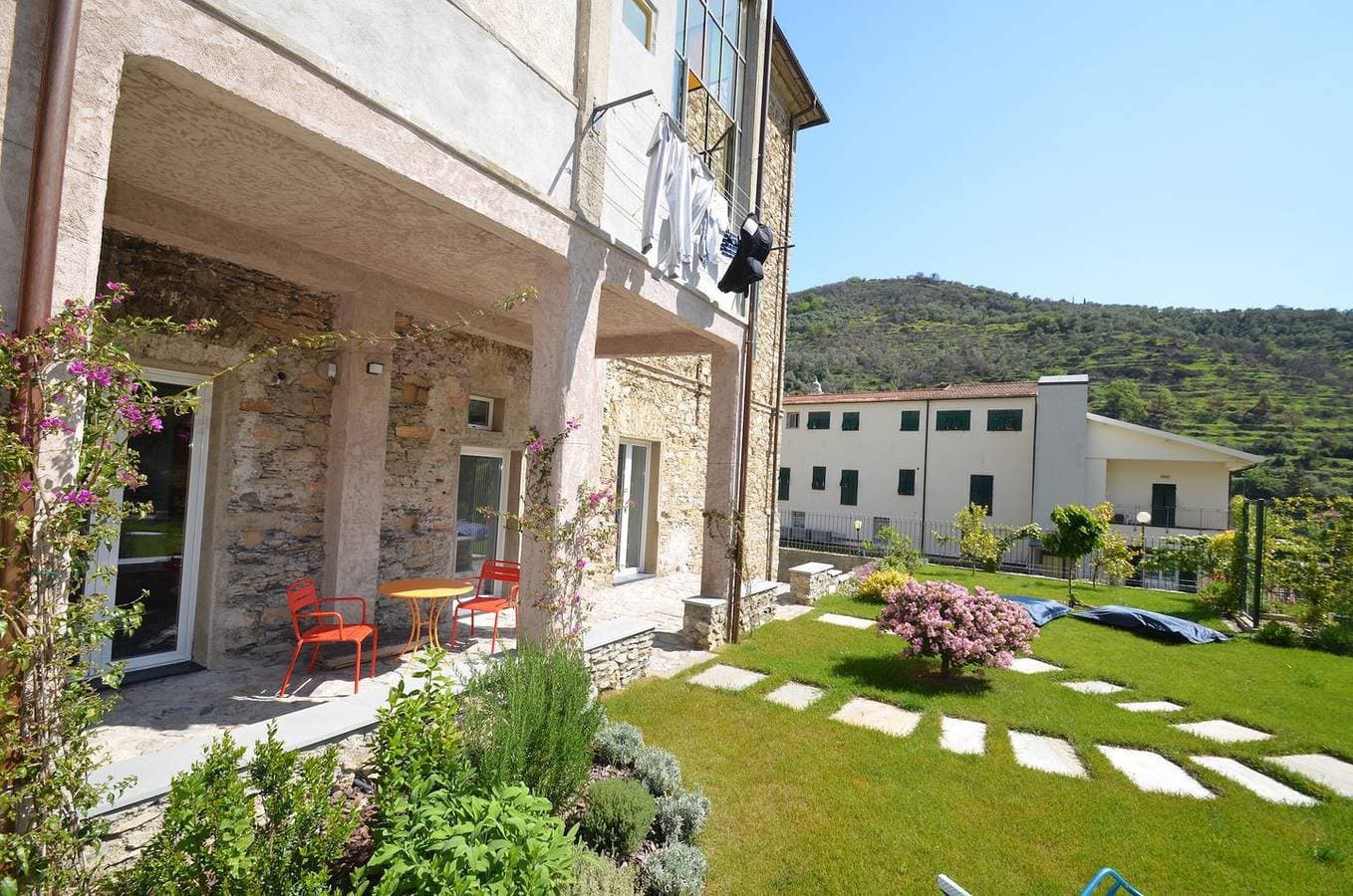 Helle Altbau-Mansardenwohnung mit romantischer Dachterrasse und Garten 1