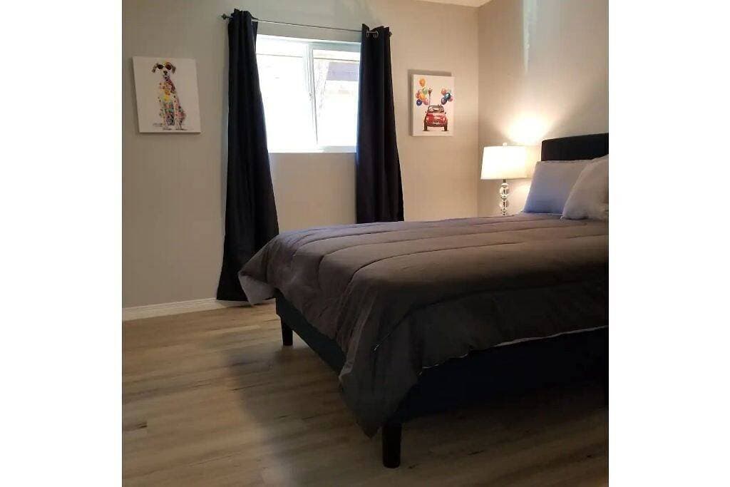 Foto 6 von 24: Eastside Gem! Welcome Home 65\" TV fully remodeled