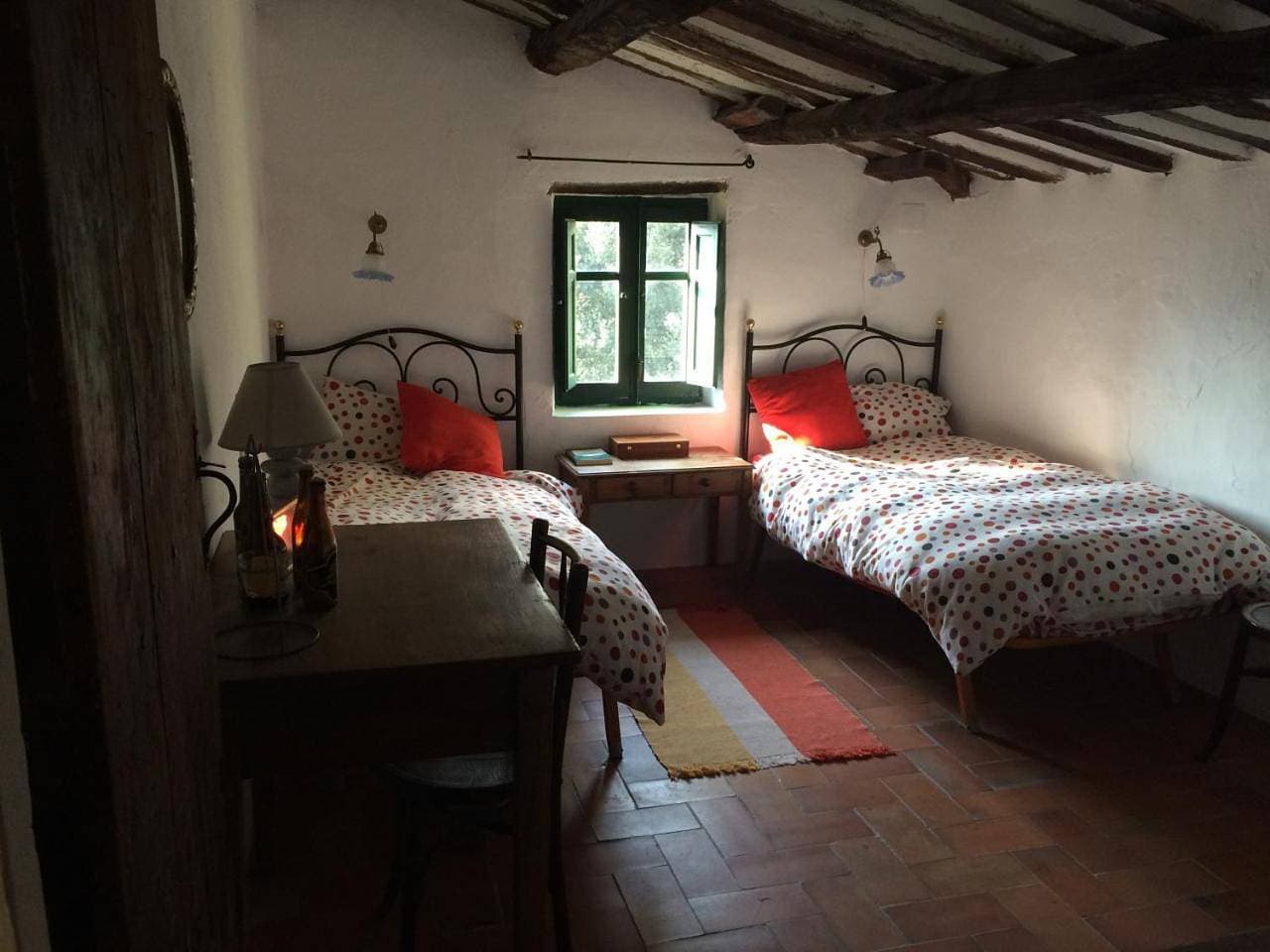 Foto 7 von 12: Twin Room with Shared Bathroom