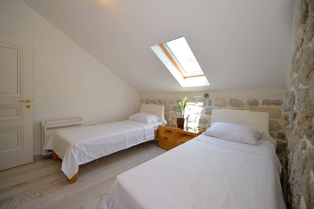 Foto 7 von 28: Waterfront Stone Home with Private Terrace & Direct Sea Access