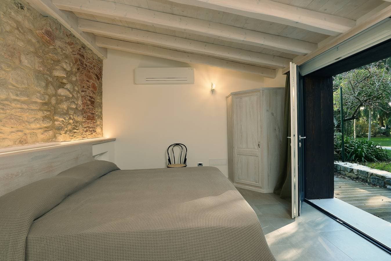 Foto 8 von 40: Ferienwohnung Al Segnavento Tramontana mit Pool, Terrasse & Parkplatz am Seeufer