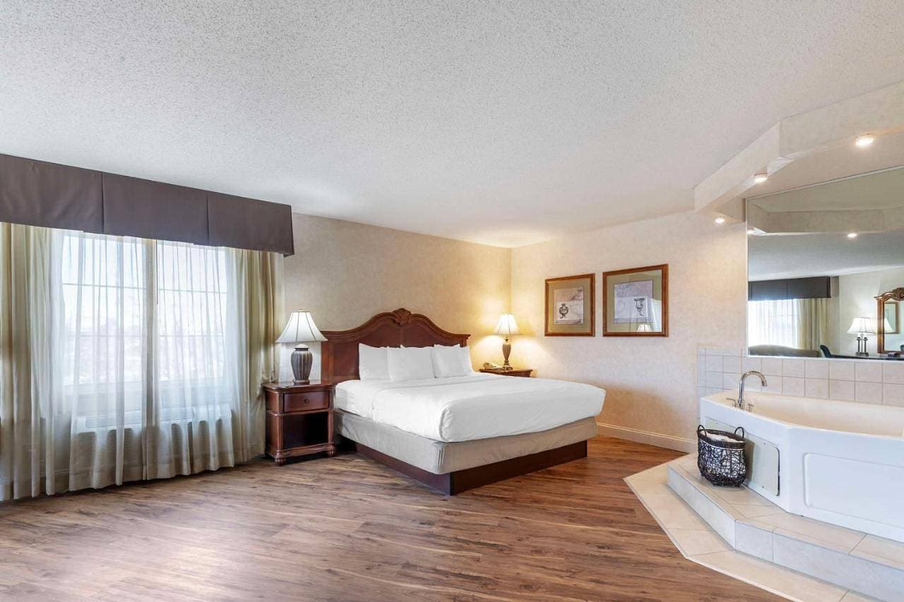 Foto 4 von 8: Business Queen Room with Two Queen Beds - Pool View/Non-Smoking