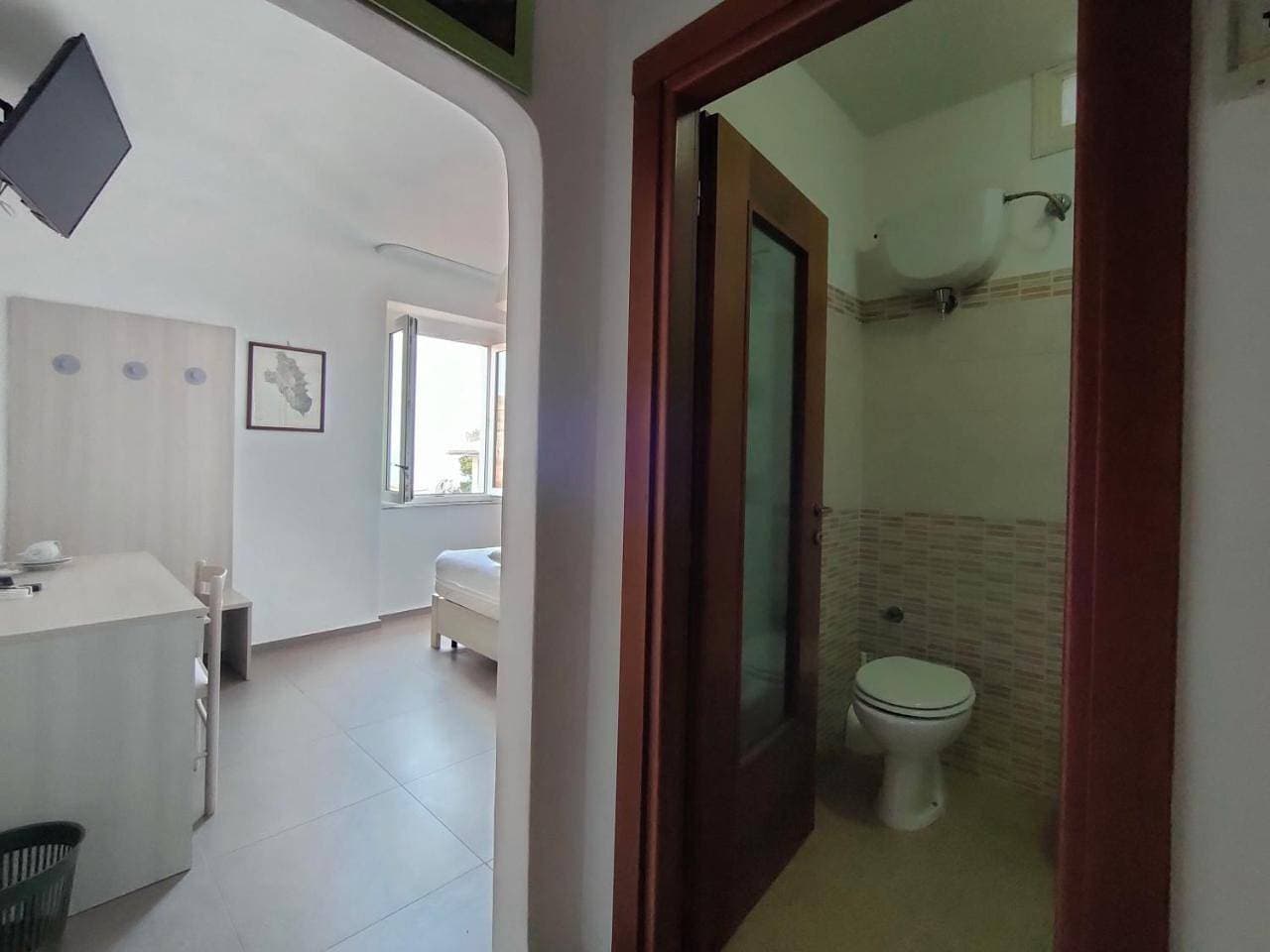 Foto 12 von 12: Double Room with Private Bathroom