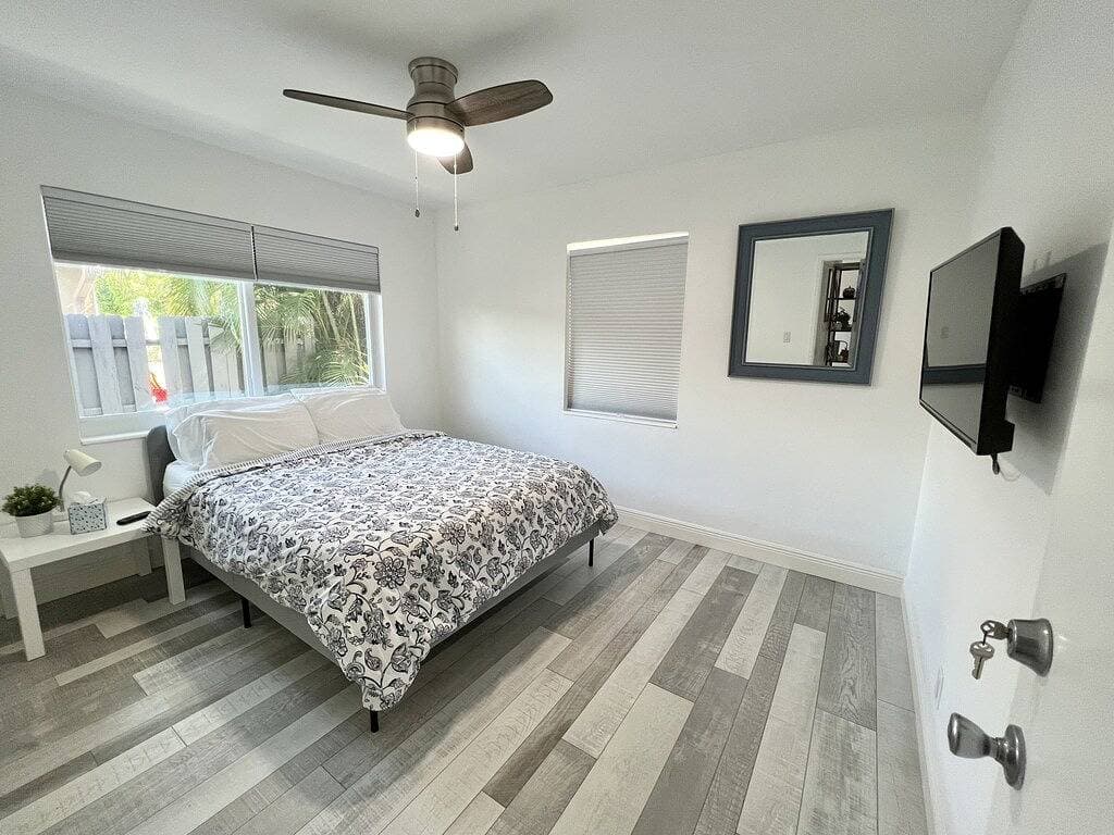 Foto 2 von 24: 2 Bedroom Lovely, Bright & Comfy Walk to Beach - Private, Yard, Parking