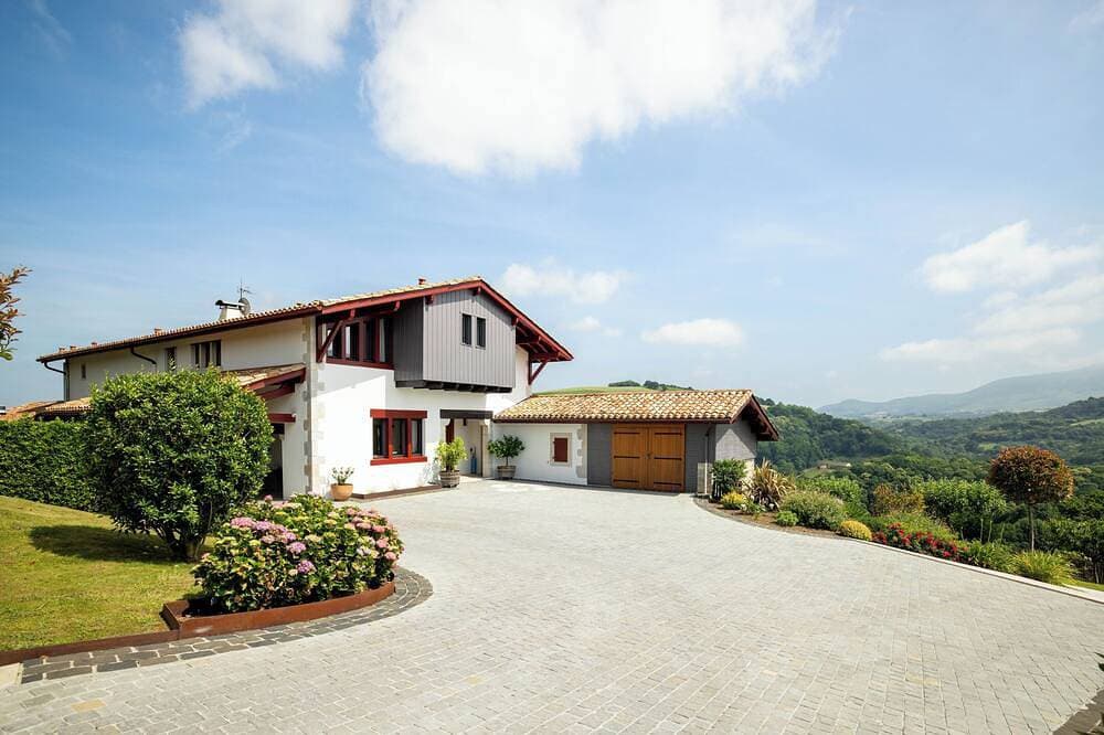 Foto 5 von 12: Spacious Ursuya studio with mountain views, spa & pool access