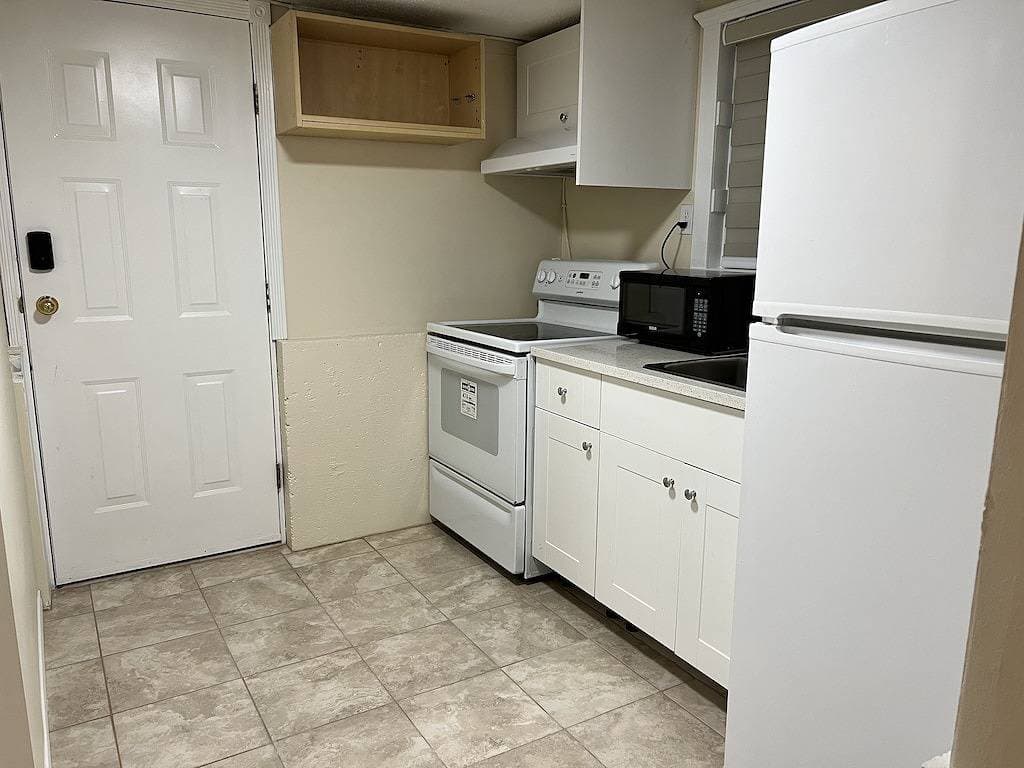Foto 3 von 11: Bright1 Br suite w/ free parking & wifi & Netflix & all basic amenities