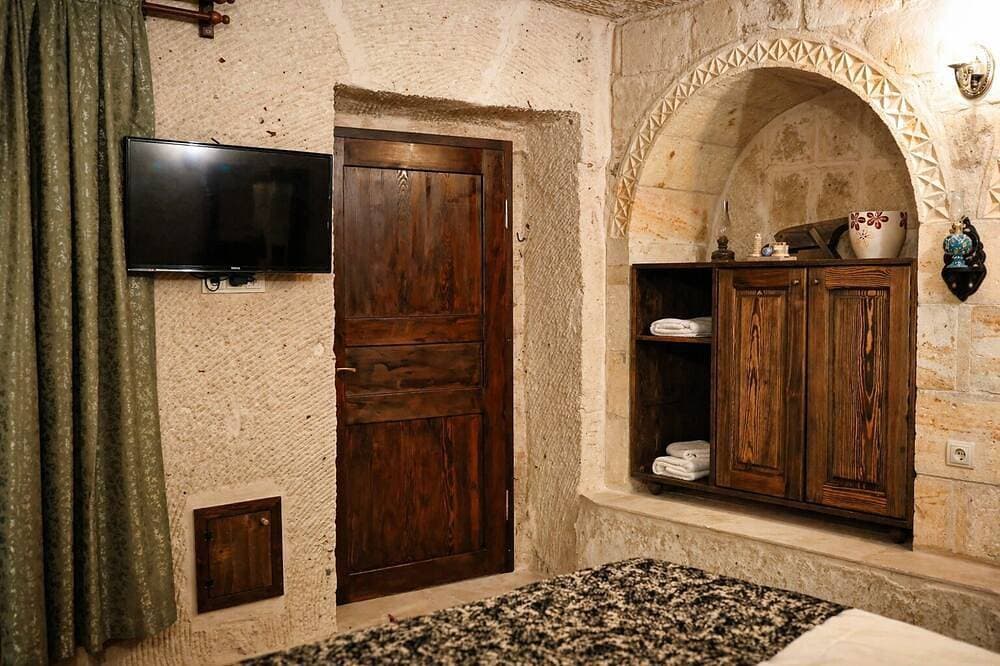 Foto 12 von 30: Historic Cave Home Facing Majestic Ortahisar Castle