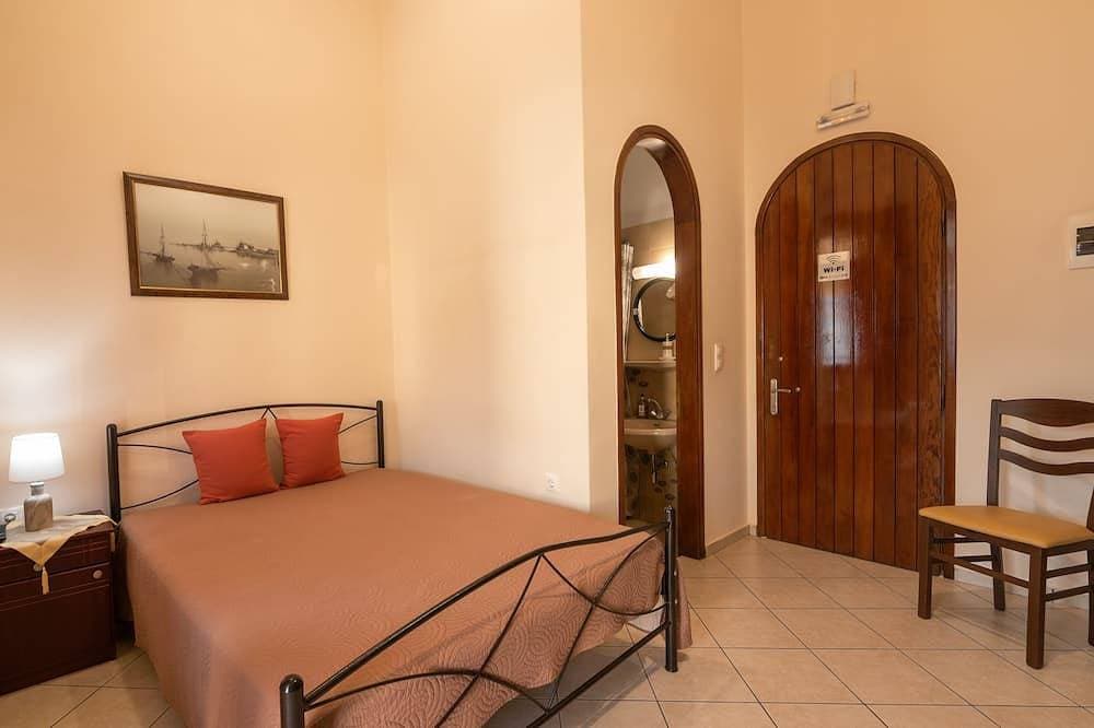 Double bed Bedroom 10 minutes from the Beach 1