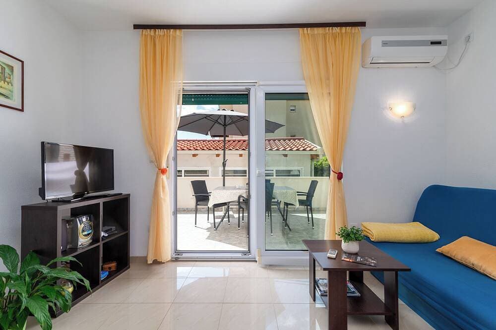 Foto 8 von 30: Stipe 2 mit einem Schlafzimmer, nur 100 m vom Strand in Trogir entfernt