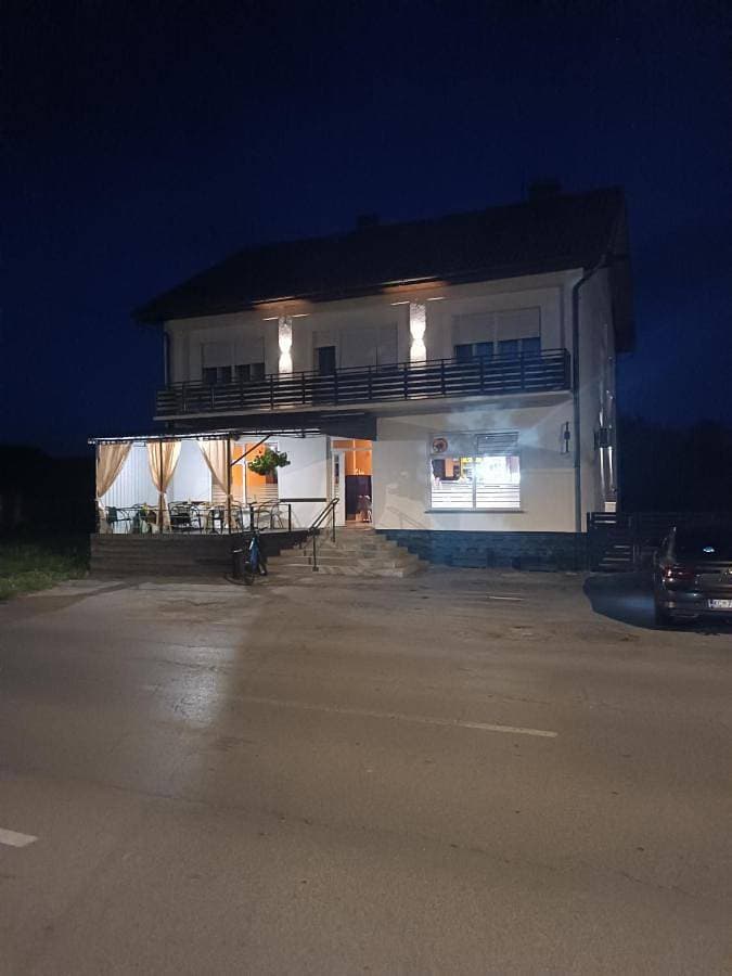 Foto 2 von 19: Three-Bedroom Apartment with Balcony