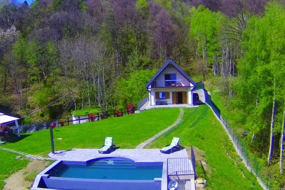 Chalet Stazzona, Casa a Punta, surrounded by greenery 5 minutes from Lake Como. 1